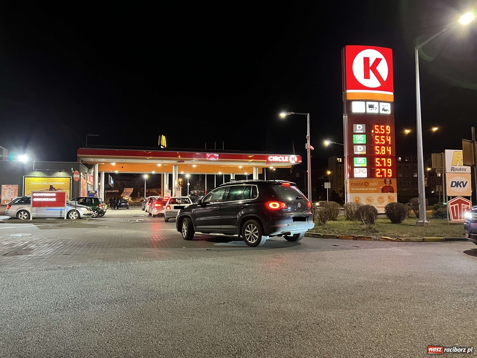 Zdjęcie w galerii na portalu naszraciborz.pl: Na stacjach paliw w Raciborzu wzmożony ruch [FOTO] wiadomości z regionu