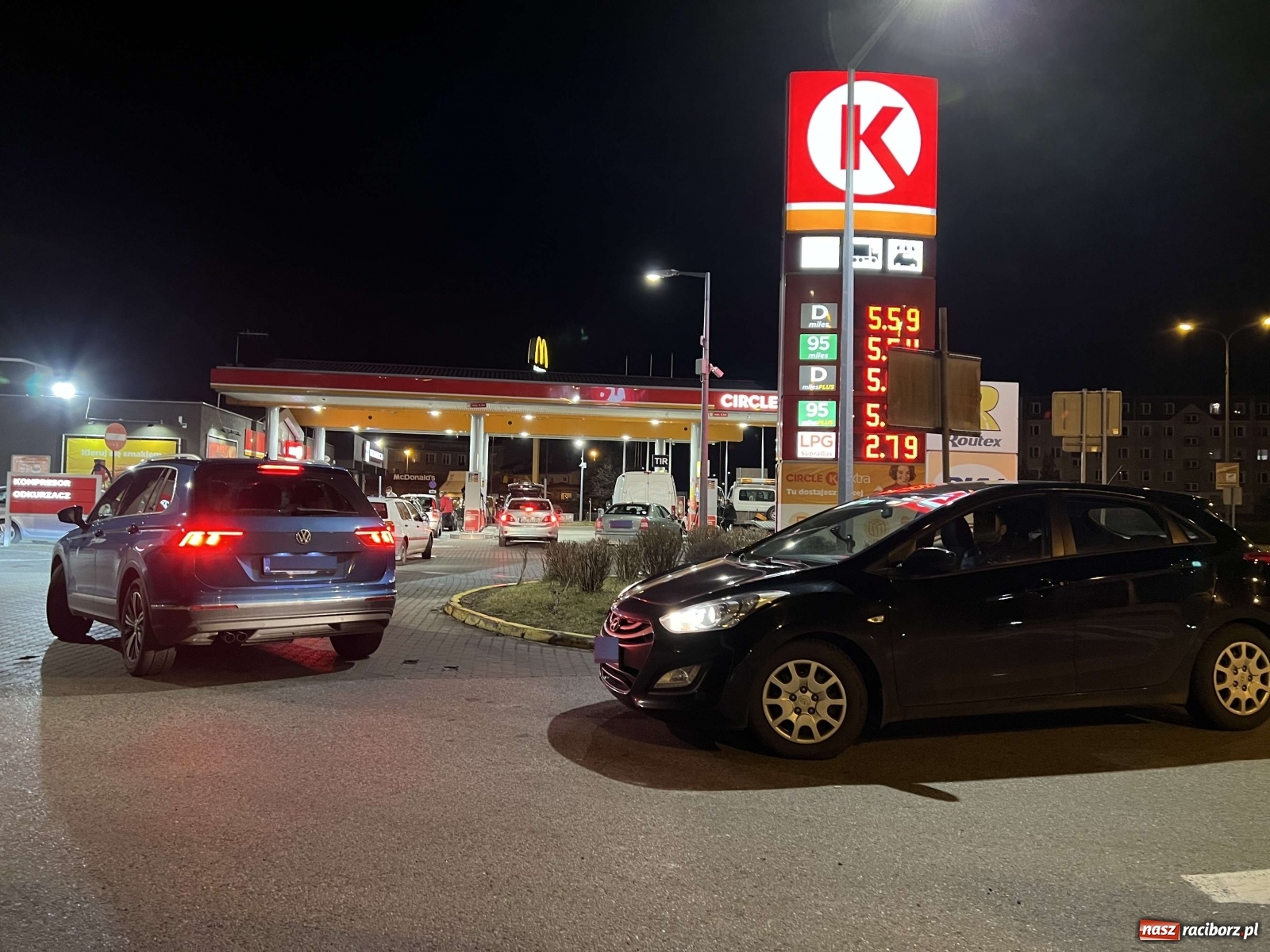 Zdjęcie w galerii na portalu naszraciborz.pl: Na stacjach paliw w Raciborzu wzmożony ruch [FOTO] wiadomości z regionu