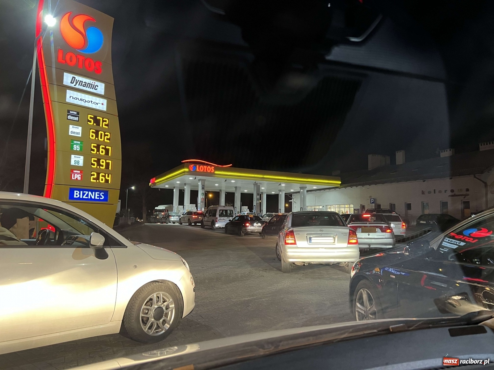 Zdjęcie w galerii na portalu naszraciborz.pl: Na stacjach paliw w Raciborzu wzmożony ruch [FOTO] wiadomości z regionu