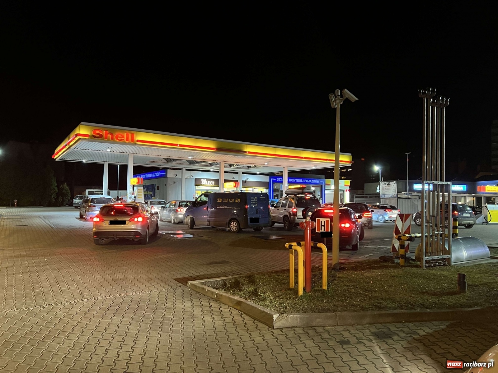 Zdjęcie w galerii na portalu naszraciborz.pl: Na stacjach paliw w Raciborzu wzmożony ruch [FOTO] wiadomości z regionu