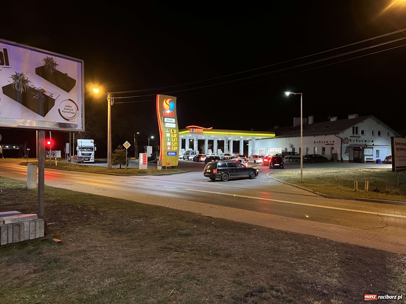 Zdjęcie w galerii na portalu naszraciborz.pl: Na stacjach paliw w Raciborzu wzmożony ruch [FOTO] wiadomości z regionu