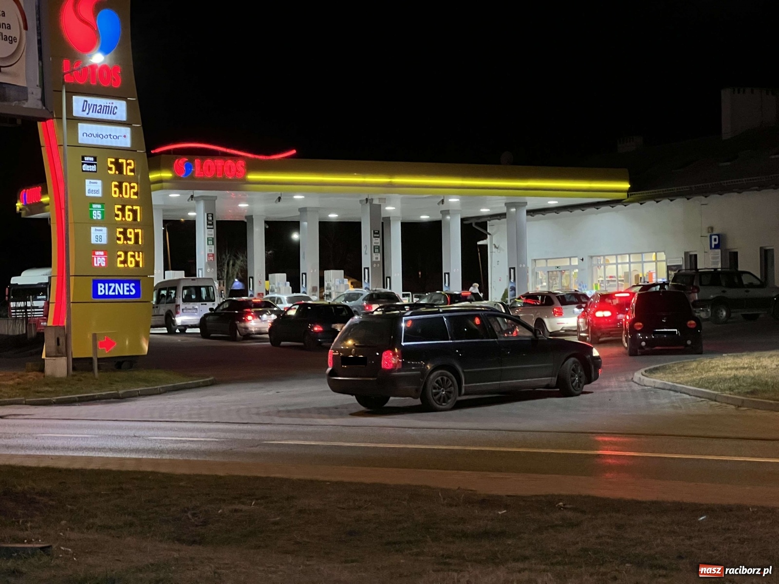 Zdjęcie w galerii na portalu naszraciborz.pl: Na stacjach paliw w Raciborzu wzmożony ruch [FOTO] wiadomości z regionu
