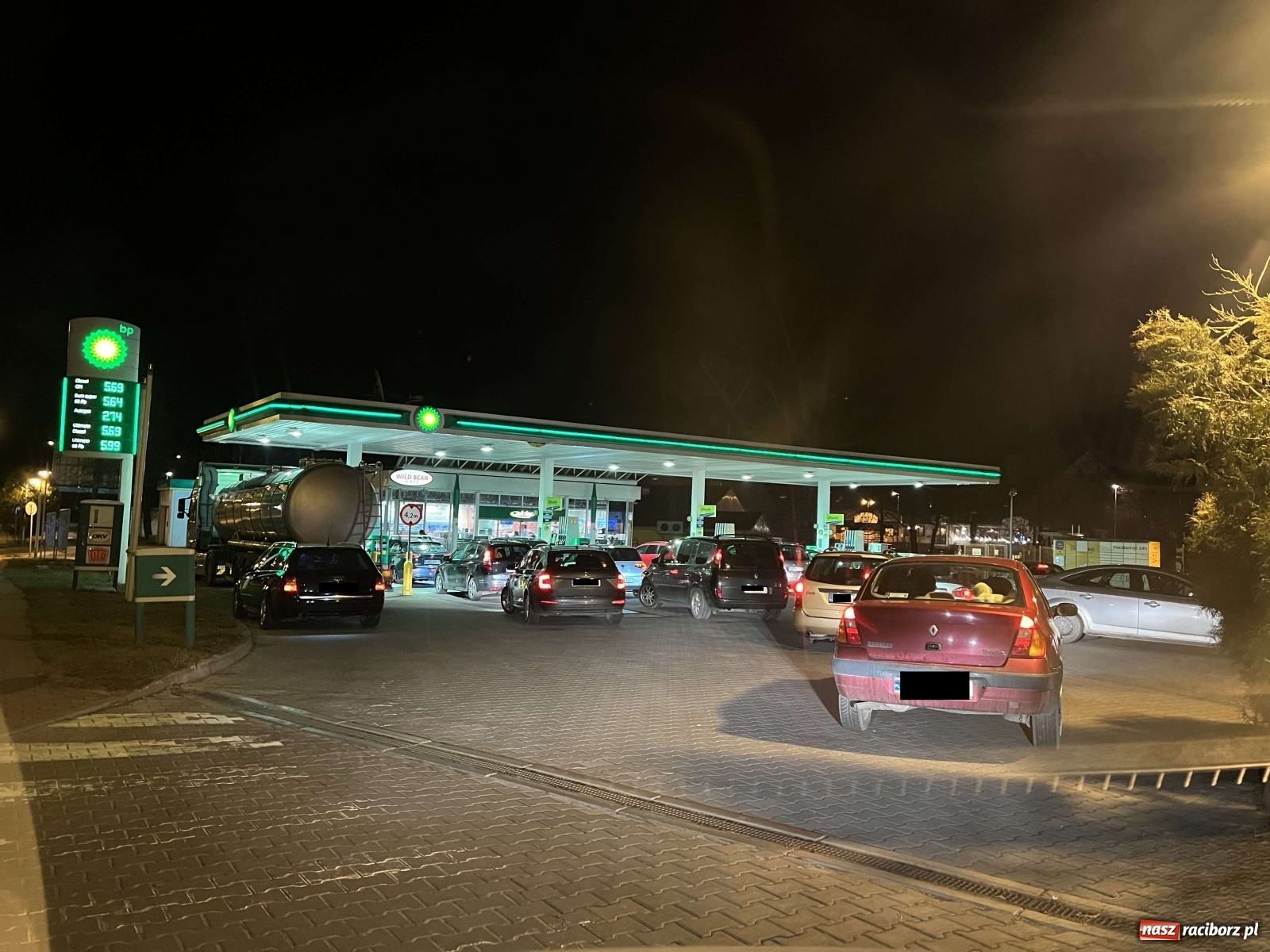Zdjęcie w galerii na portalu naszraciborz.pl: Na stacjach paliw w Raciborzu wzmożony ruch [FOTO] wiadomości z regionu
