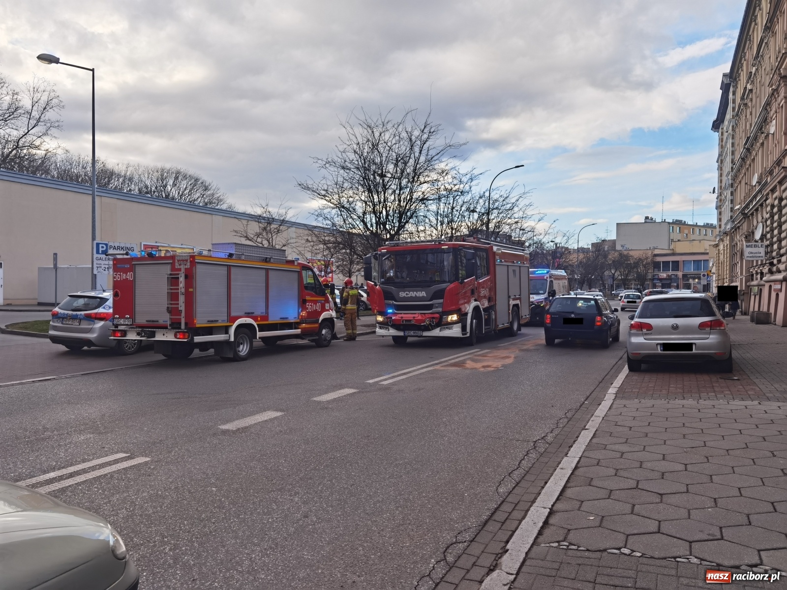 Zdjęcie w galerii na portalu naszraciborz.pl: VW golf i motocykl zderzyły się na Staszica [FOTO] wiadomości z regionu
