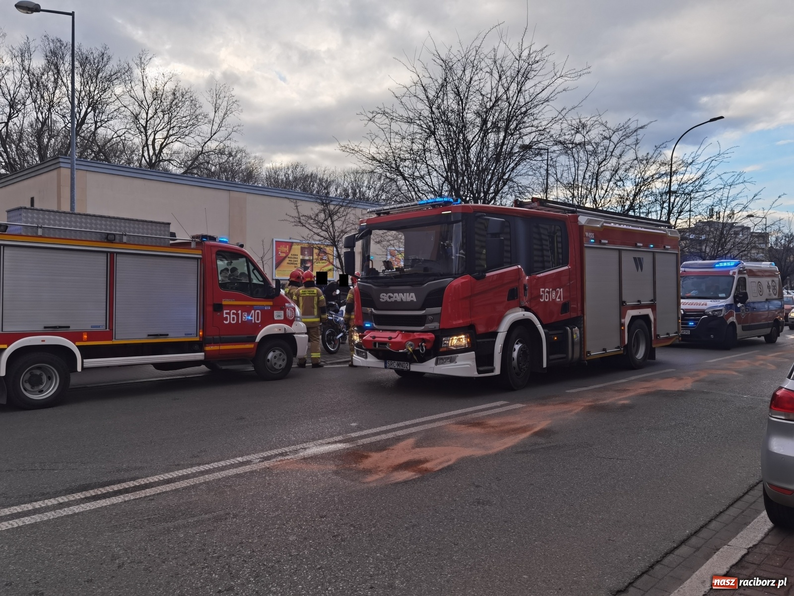 Zdjęcie w galerii na portalu naszraciborz.pl: VW golf i motocykl zderzyły się na Staszica [FOTO] wiadomości z regionu