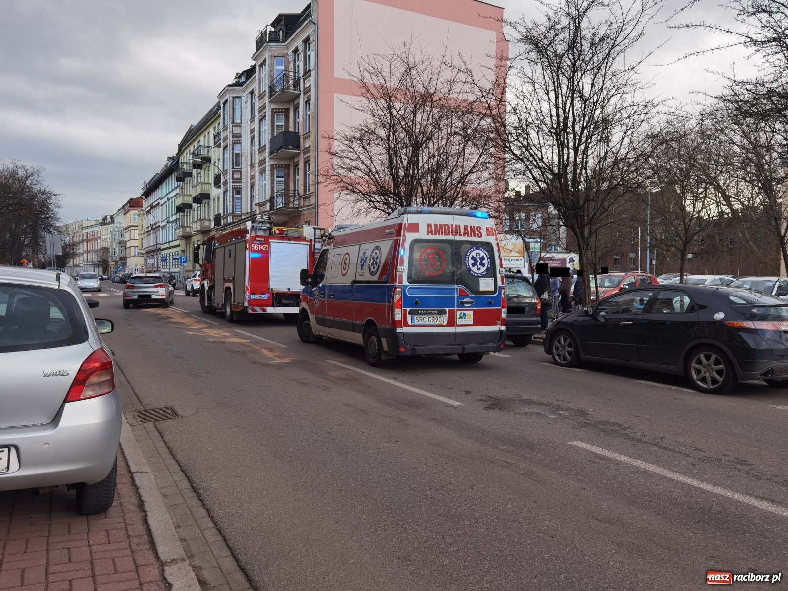 Zdjęcie w galerii na portalu naszraciborz.pl: VW golf i motocykl zderzyły się na Staszica [FOTO] wiadomości z regionu