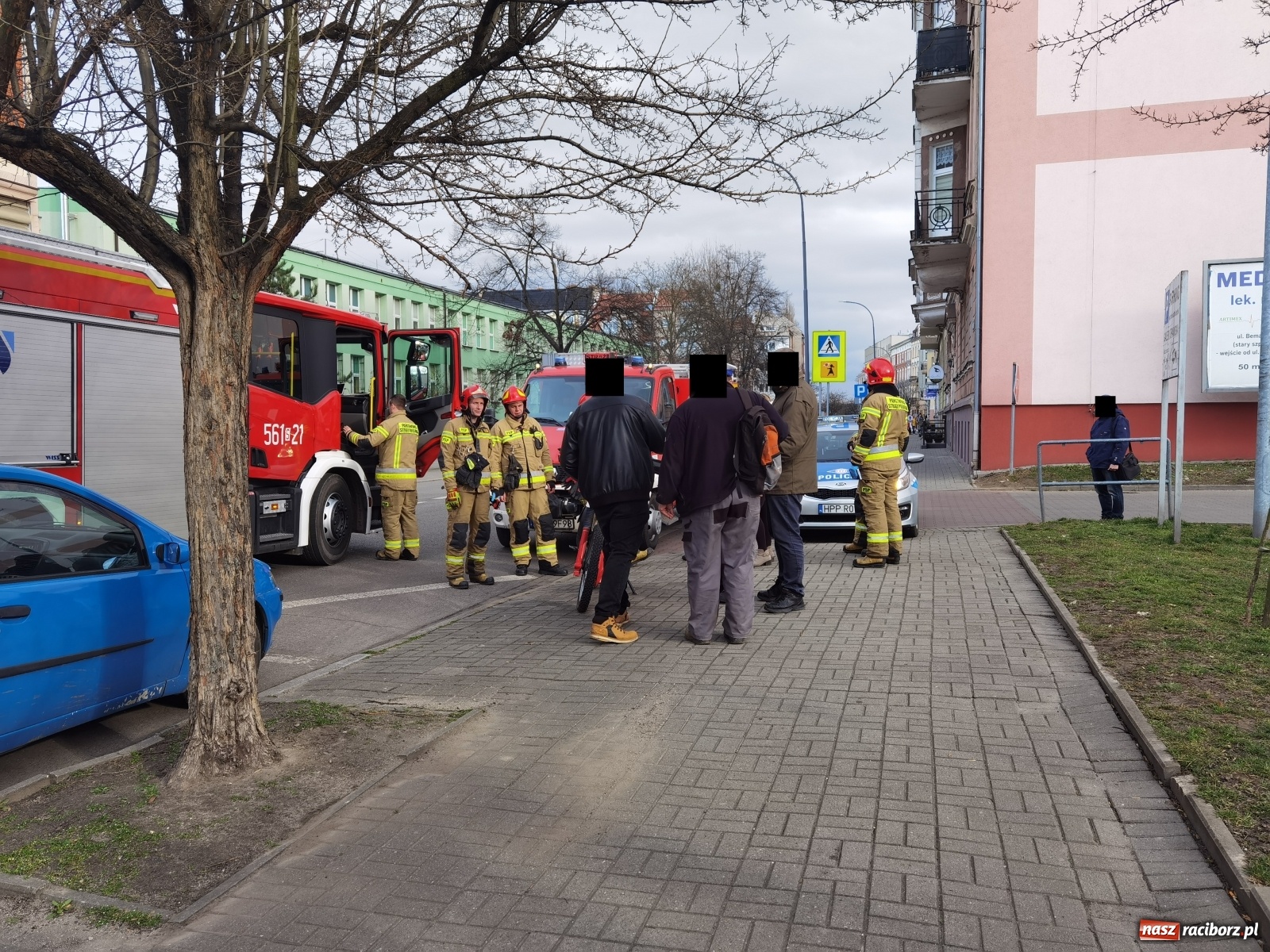 Zdjęcie w galerii na portalu naszraciborz.pl: VW golf i motocykl zderzyły się na Staszica [FOTO] wiadomości z regionu