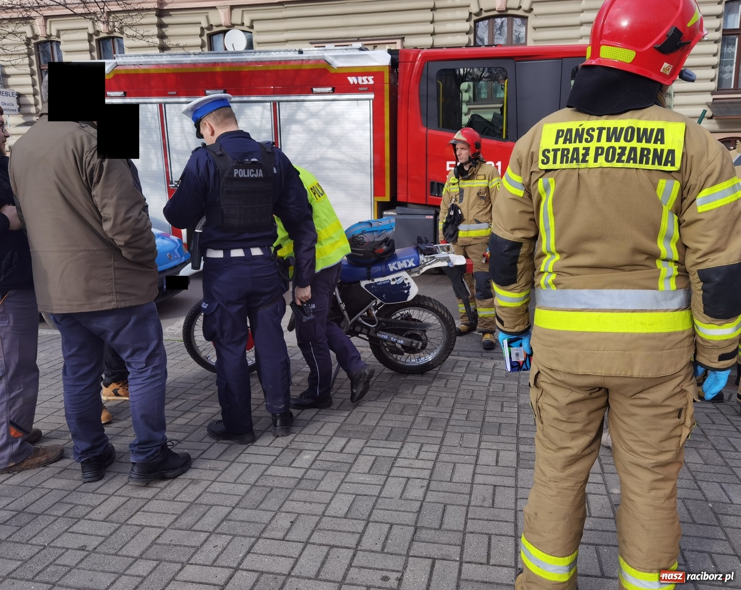 Zdjęcie w galerii na portalu naszraciborz.pl: VW golf i motocykl zderzyły się na Staszica [FOTO] wiadomości z regionu