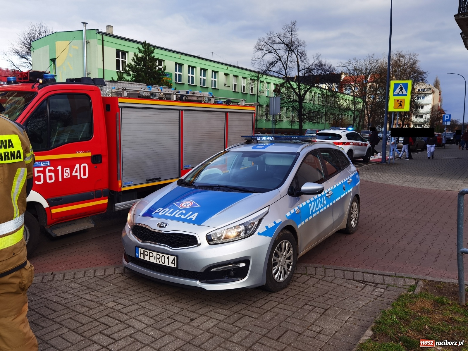 Zdjęcie w galerii na portalu naszraciborz.pl: VW golf i motocykl zderzyły się na Staszica [FOTO] wiadomości z regionu