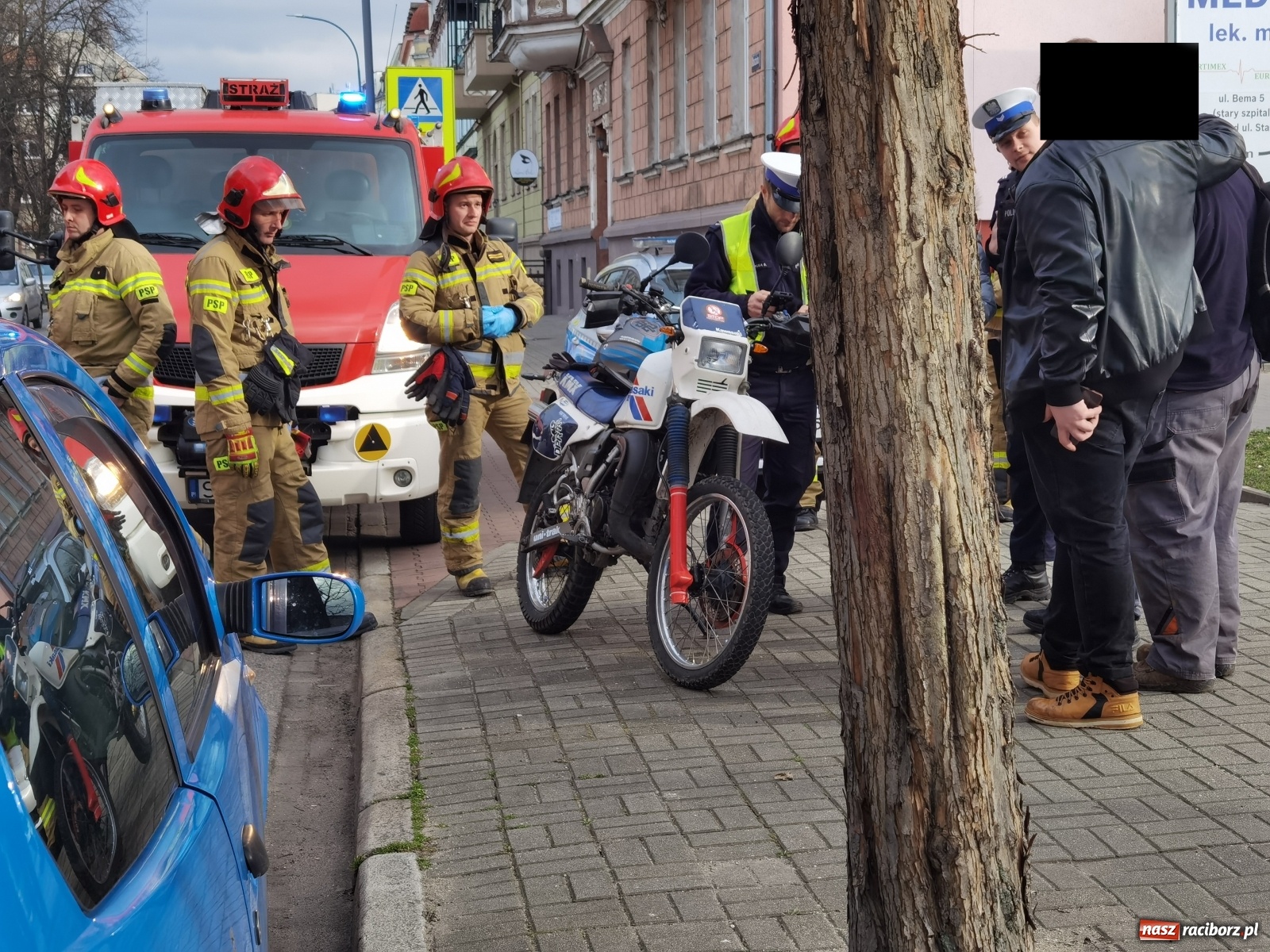 Zdjęcie w galerii na portalu naszraciborz.pl: VW golf i motocykl zderzyły się na Staszica [FOTO] wiadomości z regionu