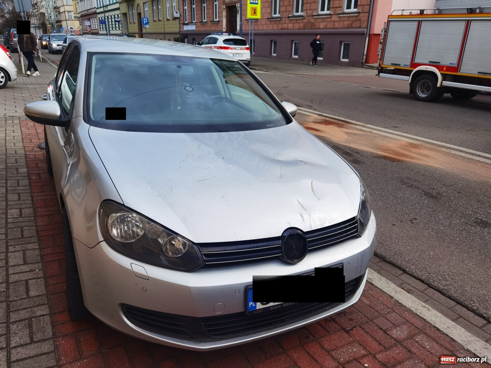 Zdjęcie w galerii na portalu naszraciborz.pl: VW golf i motocykl zderzyły się na Staszica [FOTO] wiadomości z regionu