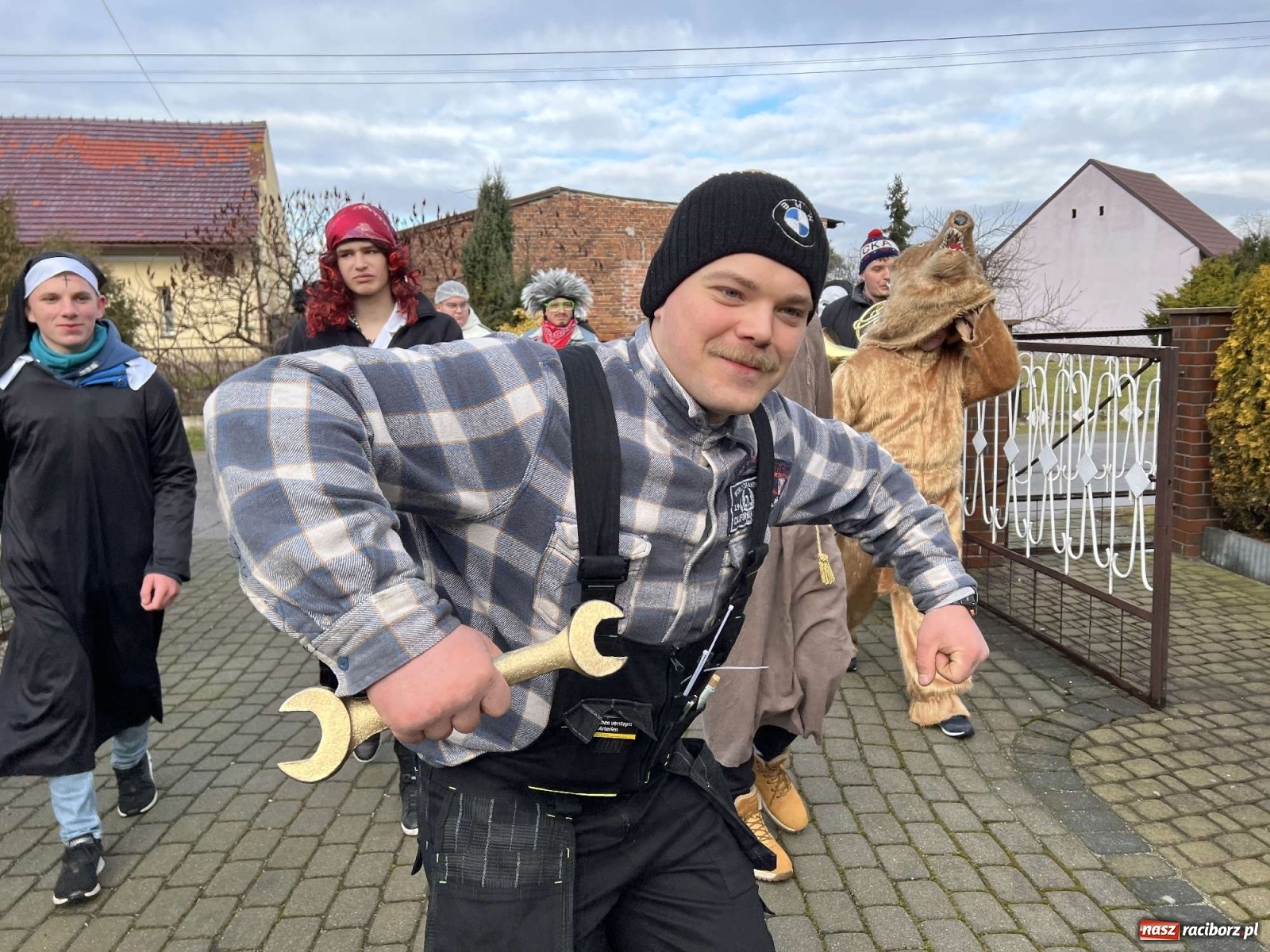 Zdjęcie w galerii na portalu naszraciborz.pl: Wodzenie niedźwiedzia w Sławikowie i Lasakach [FOTO i WIDEO] wiadomości z regionu