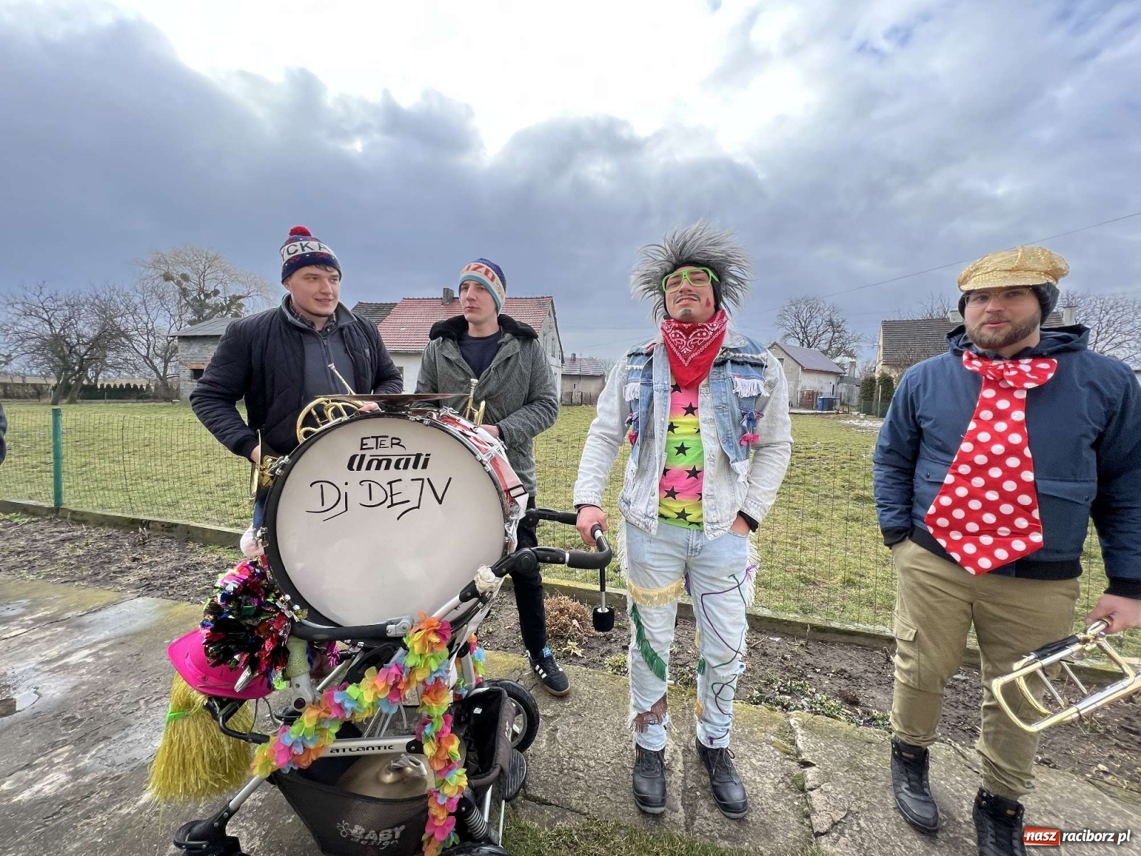 Zdjęcie w galerii na portalu naszraciborz.pl: Wodzenie niedźwiedzia w Sławikowie i Lasakach [FOTO i WIDEO] wiadomości z regionu