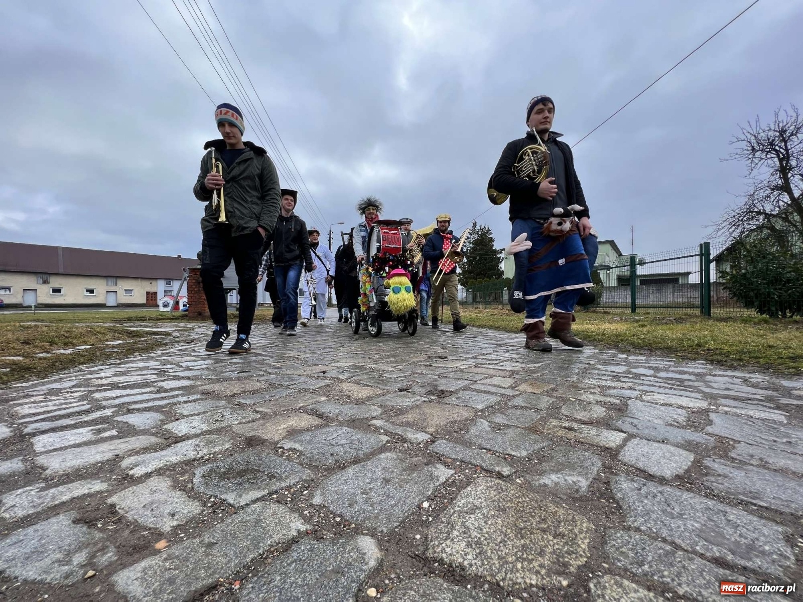 Zdjęcie w galerii na portalu naszraciborz.pl: Wodzenie niedźwiedzia w Sławikowie i Lasakach [FOTO i WIDEO] wiadomości z regionu