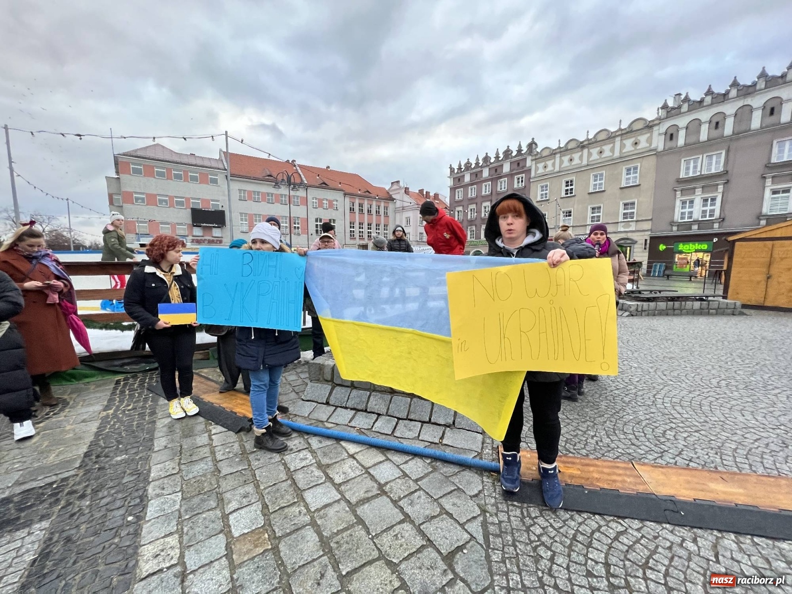 Zdjęcie w galerii na portalu naszraciborz.pl: Łzy i słowa otuchy. Racibórz wspiera Ukrainę [FOTO i WIDEO] wiadomości z regionu