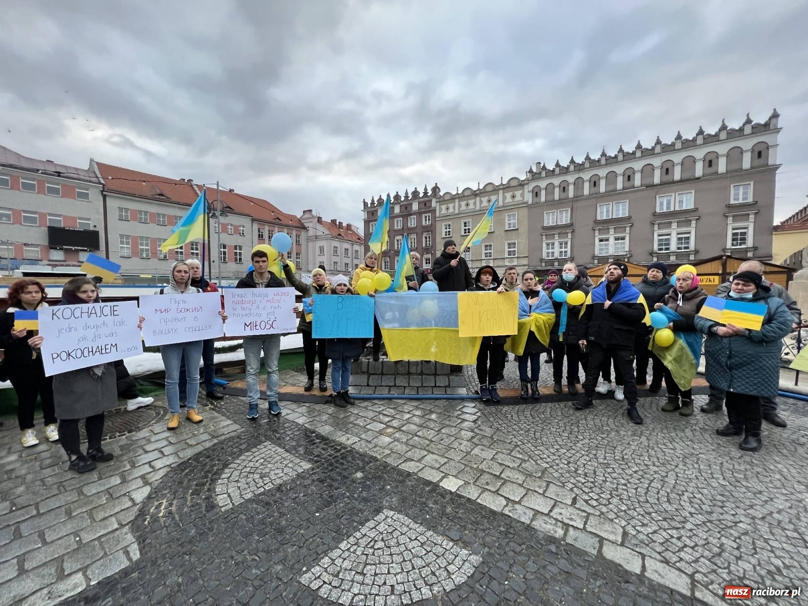 Zdjęcie w galerii na portalu naszraciborz.pl: Łzy i słowa otuchy. Racibórz wspiera Ukrainę [FOTO i WIDEO] wiadomości z regionu