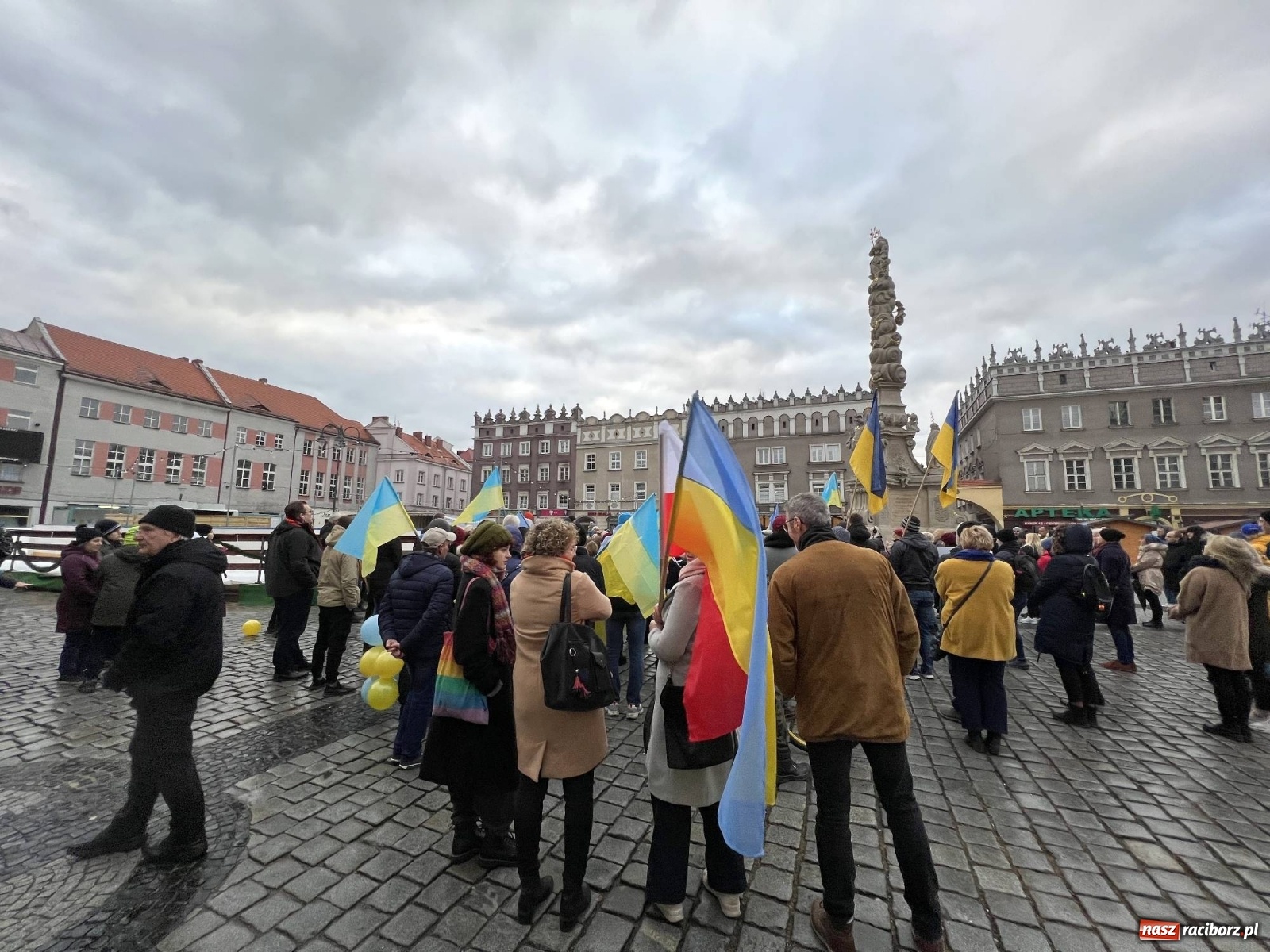 Zdjęcie w galerii na portalu naszraciborz.pl: Łzy i słowa otuchy. Racibórz wspiera Ukrainę [FOTO i WIDEO] wiadomości z regionu