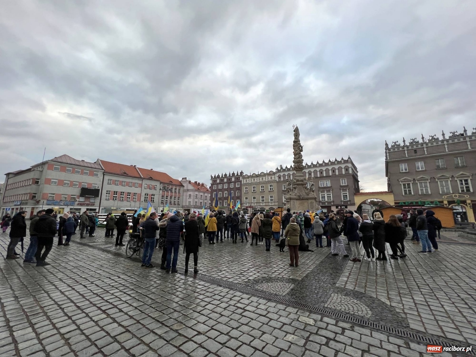 Zdjęcie w galerii na portalu naszraciborz.pl: Łzy i słowa otuchy. Racibórz wspiera Ukrainę [FOTO i WIDEO] wiadomości z regionu