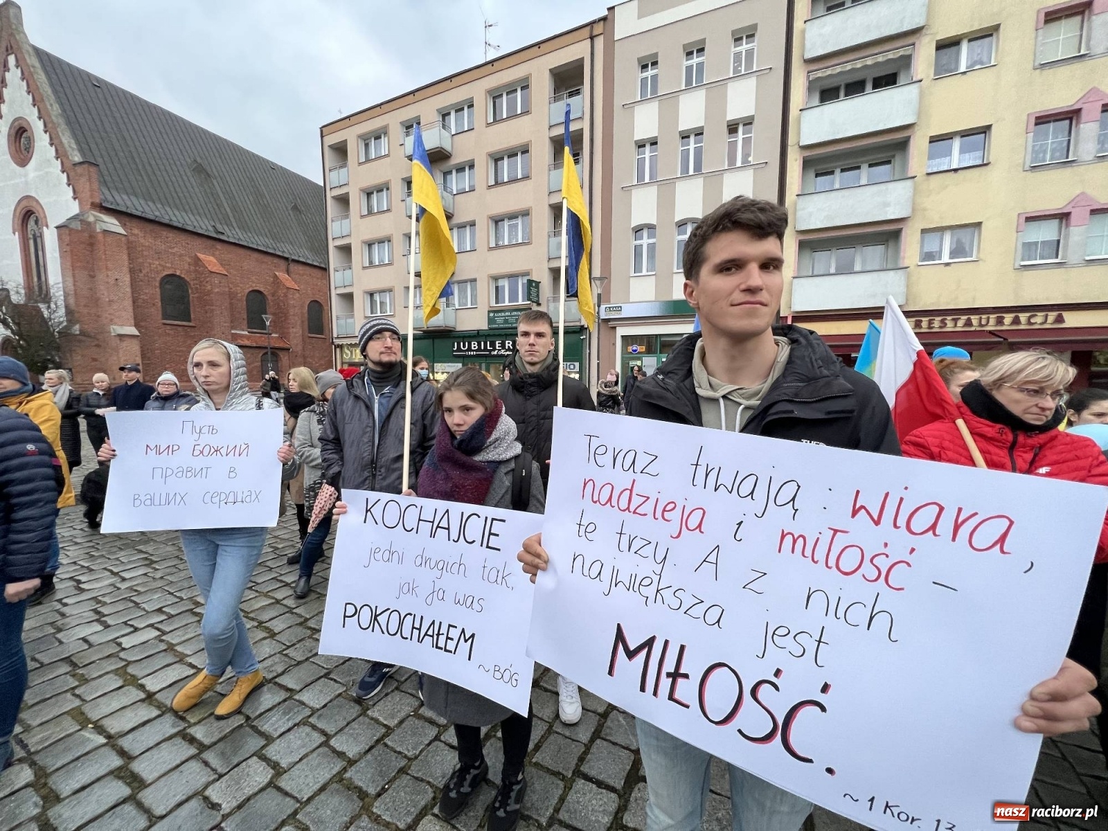 Zdjęcie w galerii na portalu naszraciborz.pl: Łzy i słowa otuchy. Racibórz wspiera Ukrainę [FOTO i WIDEO] wiadomości z regionu