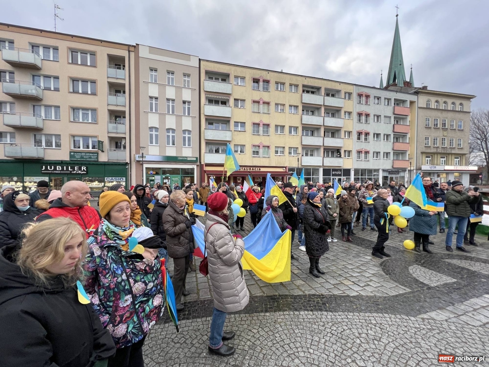 Zdjęcie w galerii na portalu naszraciborz.pl: Łzy i słowa otuchy. Racibórz wspiera Ukrainę [FOTO i WIDEO] wiadomości z regionu