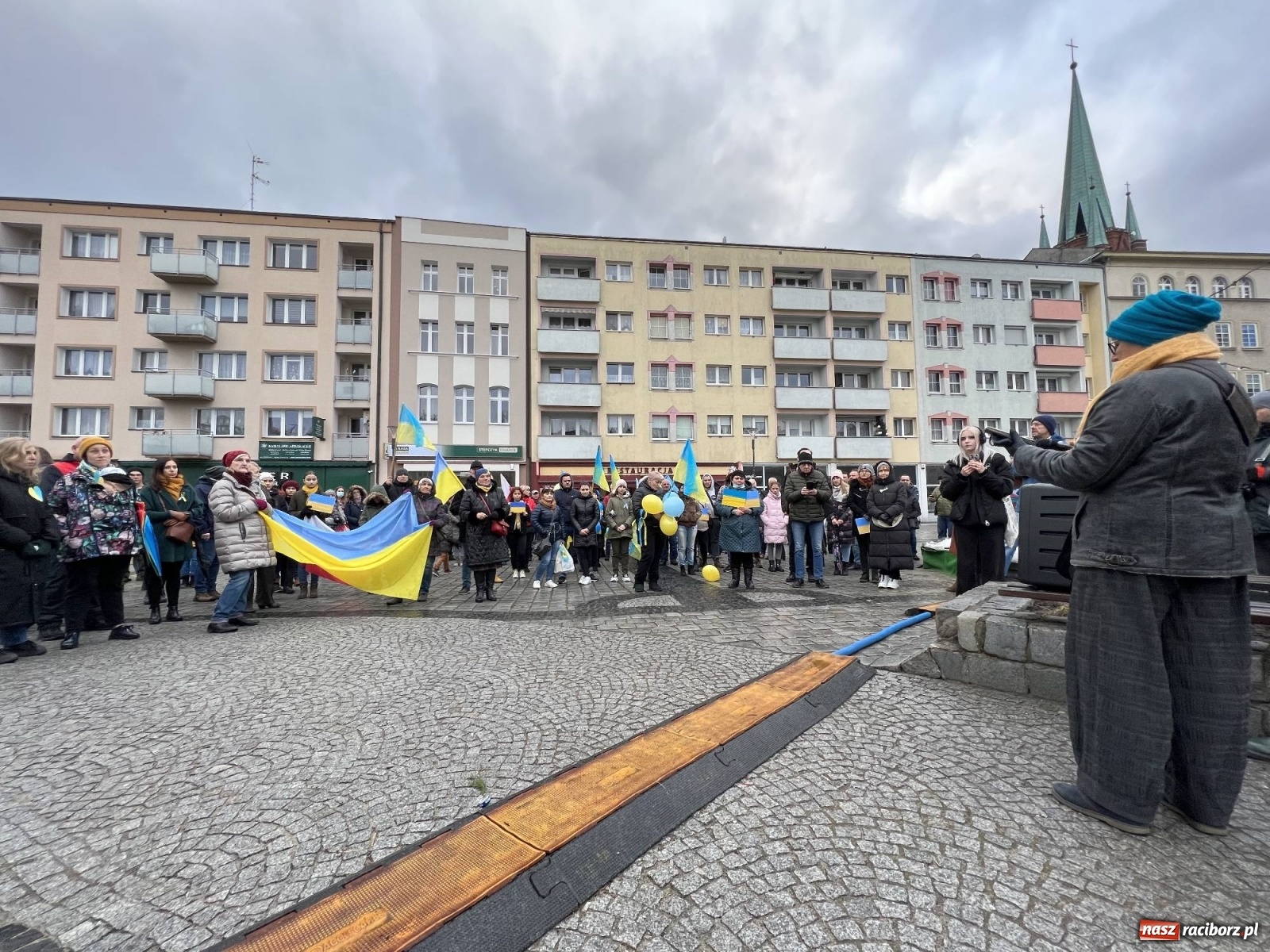 Zdjęcie w galerii na portalu naszraciborz.pl: Łzy i słowa otuchy. Racibórz wspiera Ukrainę [FOTO i WIDEO] wiadomości z regionu