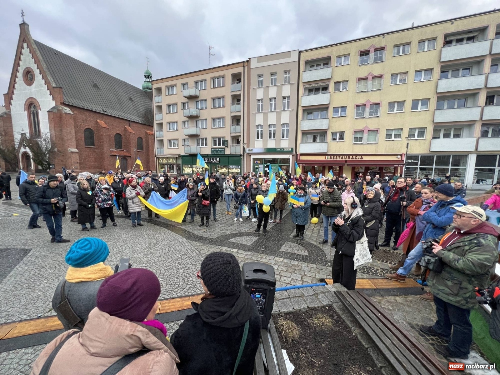 Zdjęcie w galerii na portalu naszraciborz.pl: Łzy i słowa otuchy. Racibórz wspiera Ukrainę [FOTO i WIDEO] wiadomości z regionu