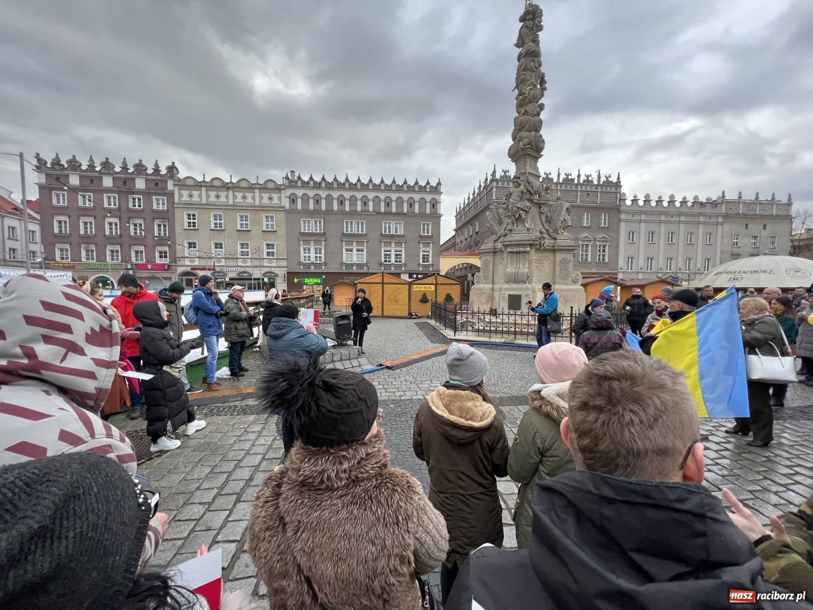 Zdjęcie w galerii na portalu naszraciborz.pl: Łzy i słowa otuchy. Racibórz wspiera Ukrainę [FOTO i WIDEO] wiadomości z regionu