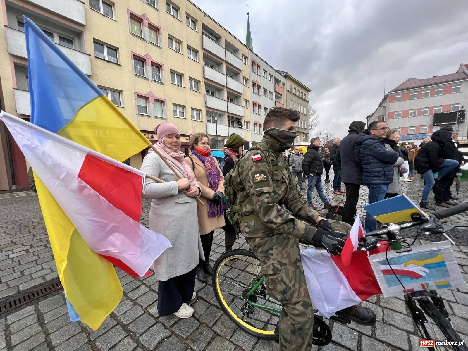 Zdjęcie w galerii na portalu naszraciborz.pl: Łzy i słowa otuchy. Racibórz wspiera Ukrainę [FOTO i WIDEO] wiadomości z regionu