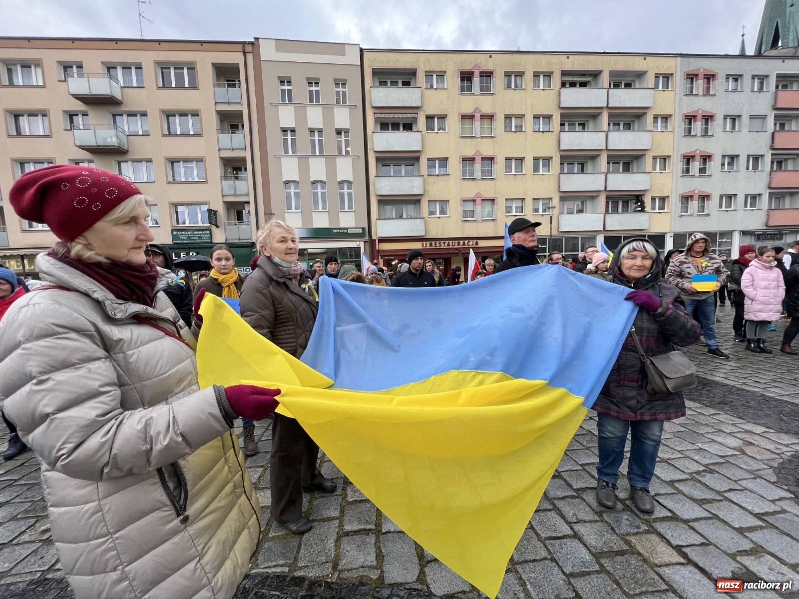 Zdjęcie w galerii na portalu naszraciborz.pl: Łzy i słowa otuchy. Racibórz wspiera Ukrainę [FOTO i WIDEO] wiadomości z regionu