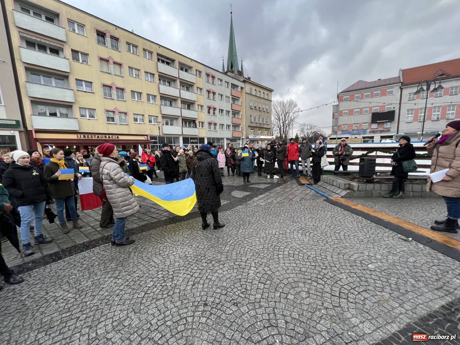 Zdjęcie w galerii na portalu naszraciborz.pl: Łzy i słowa otuchy. Racibórz wspiera Ukrainę [FOTO i WIDEO] wiadomości z regionu