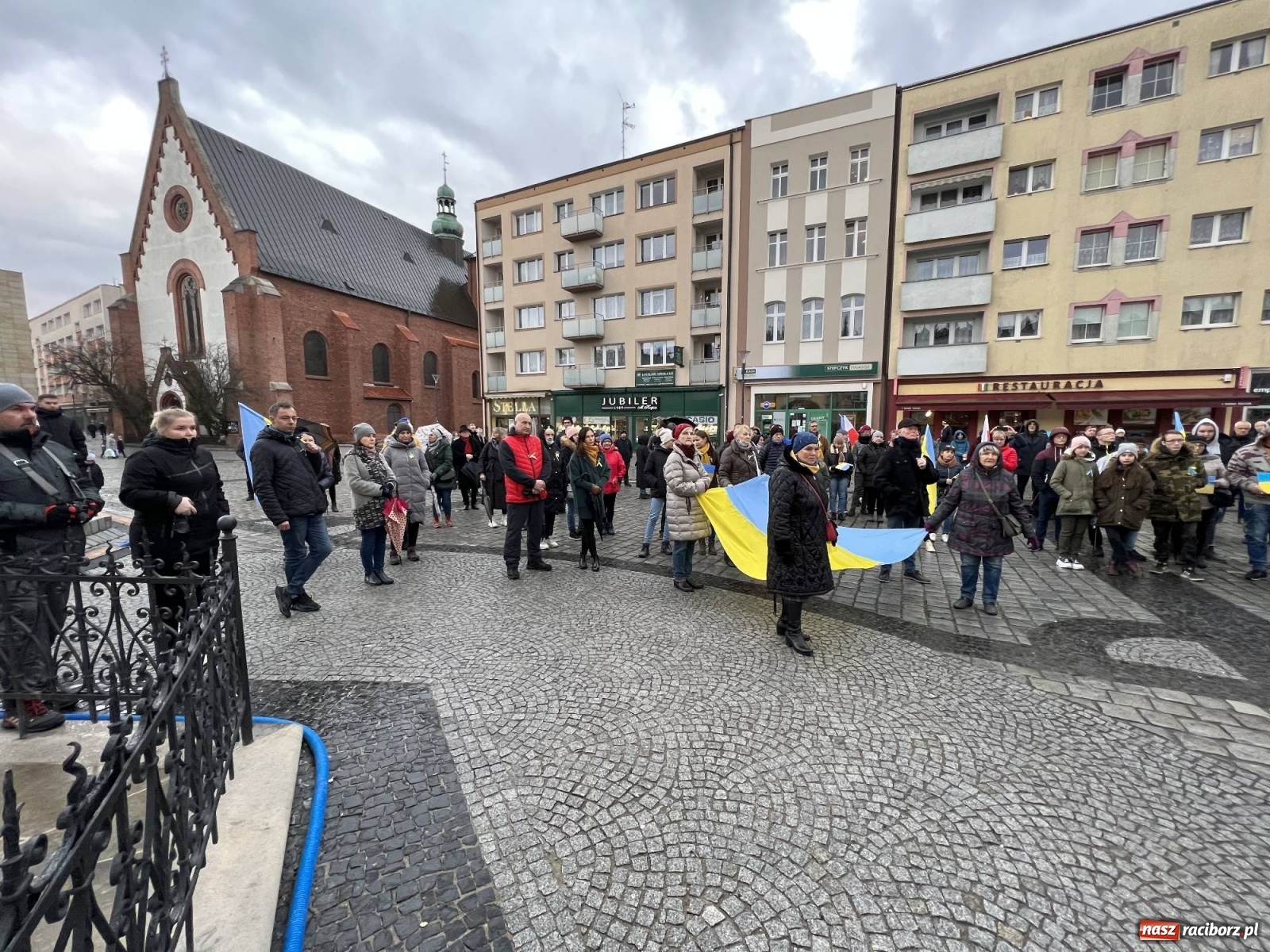 Zdjęcie w galerii na portalu naszraciborz.pl: Łzy i słowa otuchy. Racibórz wspiera Ukrainę [FOTO i WIDEO] wiadomości z regionu
