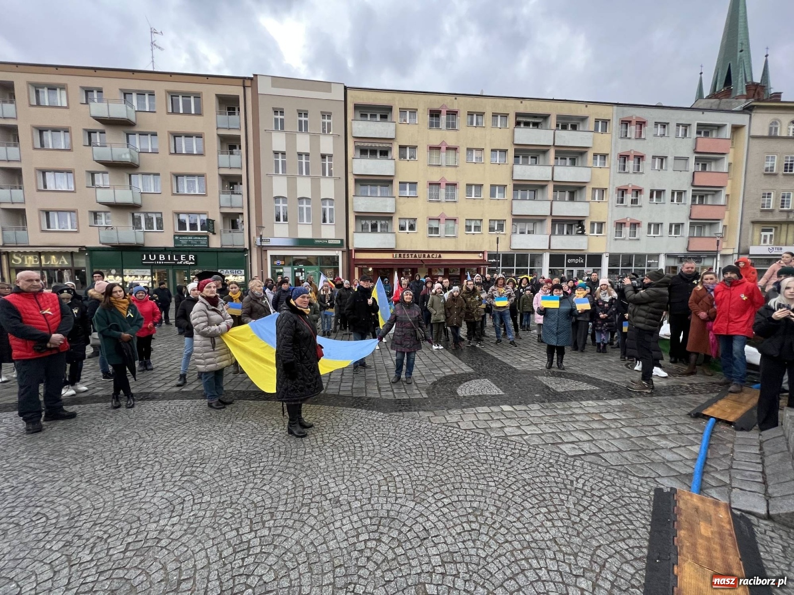 Zdjęcie w galerii na portalu naszraciborz.pl: Łzy i słowa otuchy. Racibórz wspiera Ukrainę [FOTO i WIDEO] wiadomości z regionu