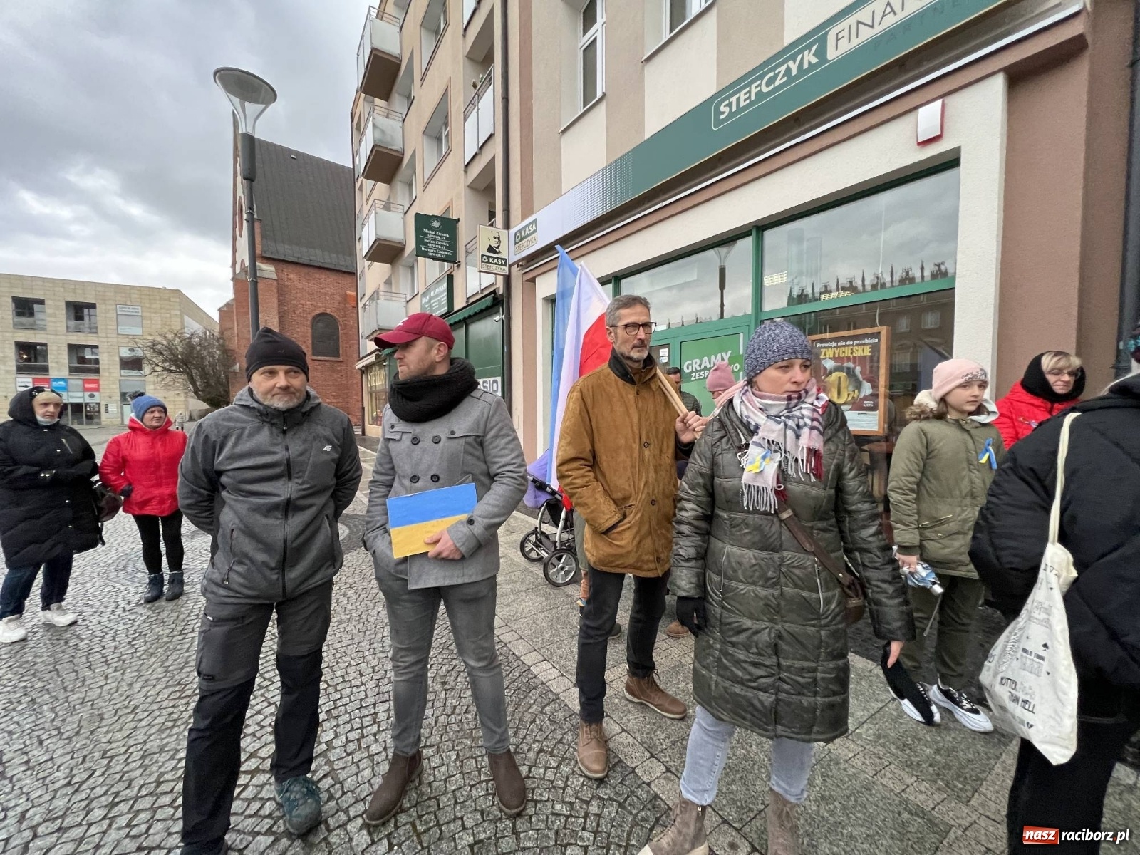 Zdjęcie w galerii na portalu naszraciborz.pl: Łzy i słowa otuchy. Racibórz wspiera Ukrainę [FOTO i WIDEO] wiadomości z regionu