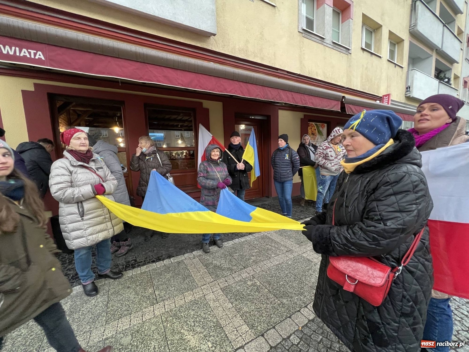 Zdjęcie w galerii na portalu naszraciborz.pl: Łzy i słowa otuchy. Racibórz wspiera Ukrainę [FOTO i WIDEO] wiadomości z regionu