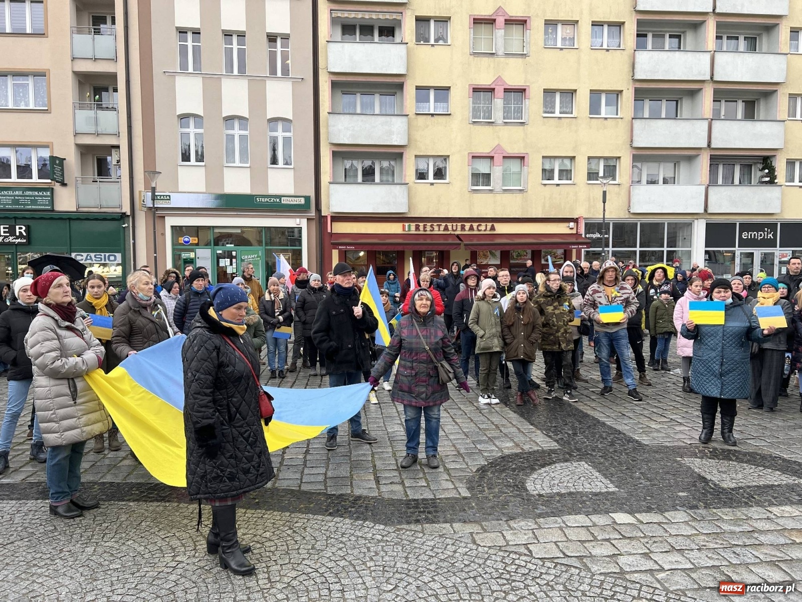 Zdjęcie w galerii na portalu naszraciborz.pl: Łzy i słowa otuchy. Racibórz wspiera Ukrainę [FOTO i WIDEO] wiadomości z regionu