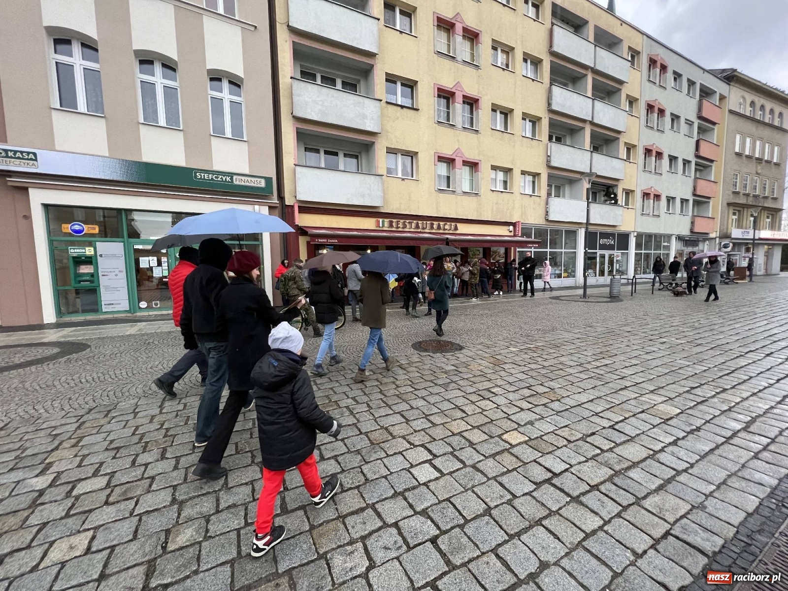 Zdjęcie w galerii na portalu naszraciborz.pl: Łzy i słowa otuchy. Racibórz wspiera Ukrainę [FOTO i WIDEO] wiadomości z regionu