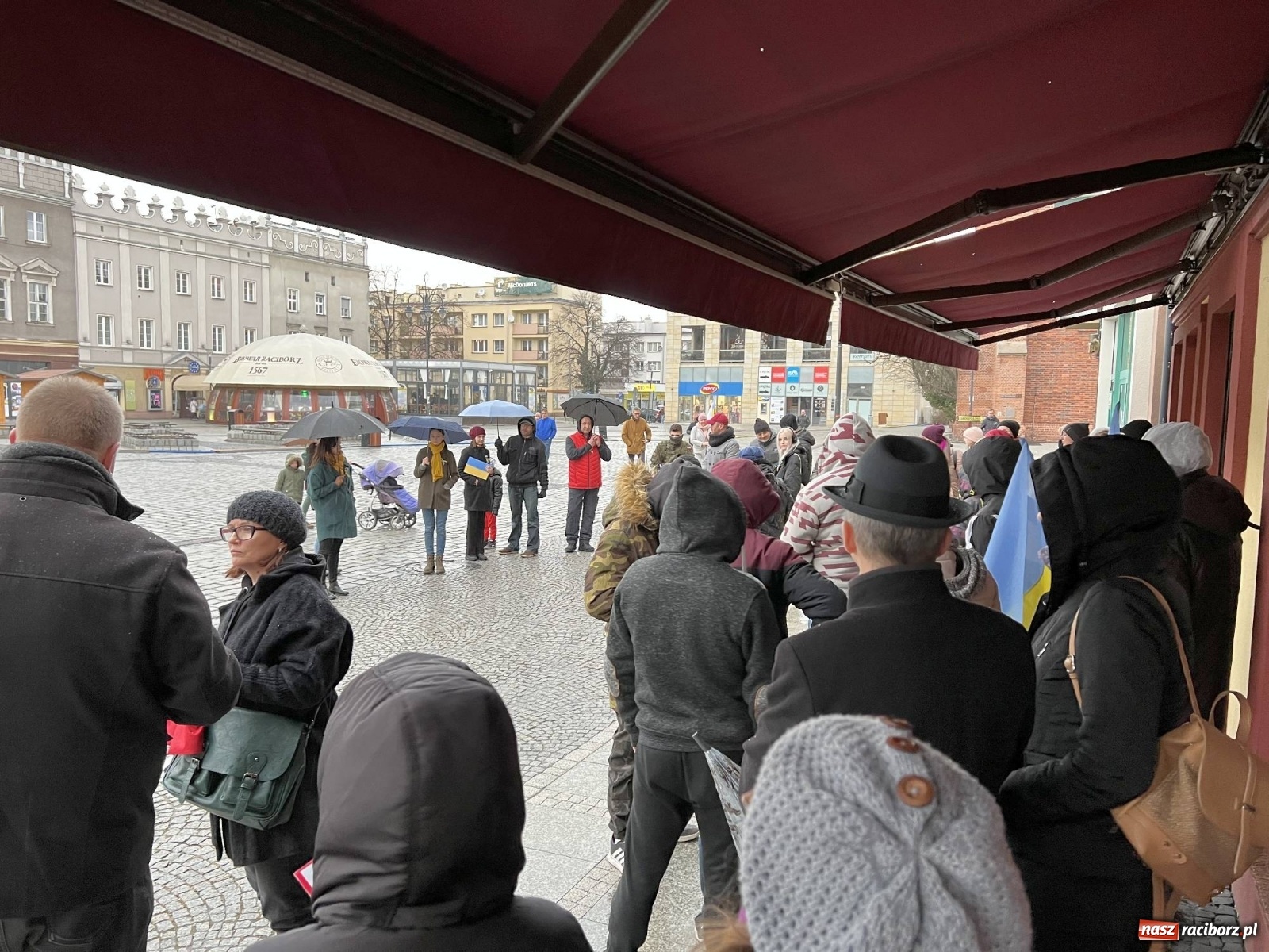 Zdjęcie w galerii na portalu naszraciborz.pl: Łzy i słowa otuchy. Racibórz wspiera Ukrainę [FOTO i WIDEO] wiadomości z regionu