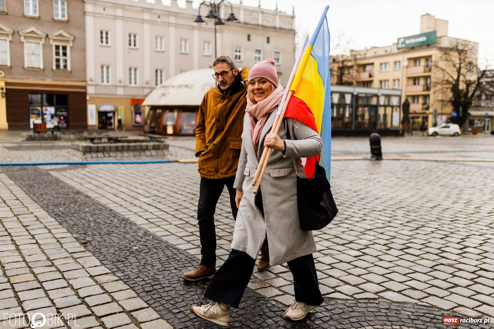 Zdjęcie w galerii na portalu naszraciborz.pl: Łzy i słowa otuchy. Racibórz wspiera Ukrainę [FOTO i WIDEO] wiadomości z regionu