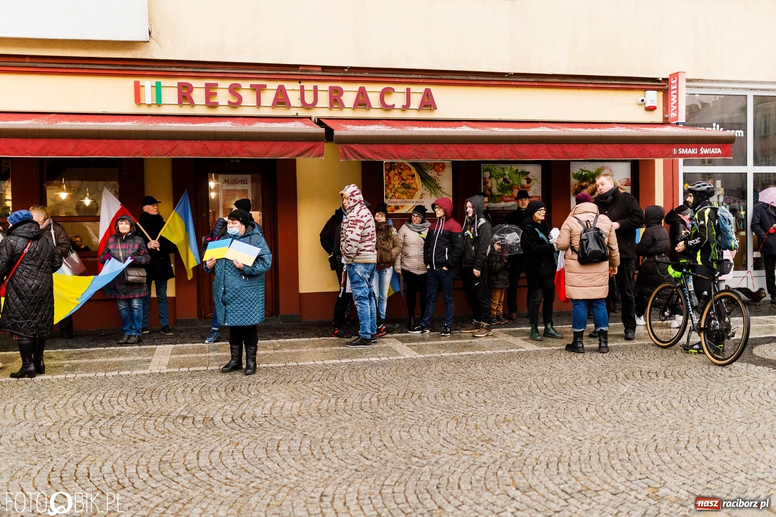 Zdjęcie w galerii na portalu naszraciborz.pl: Łzy i słowa otuchy. Racibórz wspiera Ukrainę [FOTO i WIDEO] wiadomości z regionu