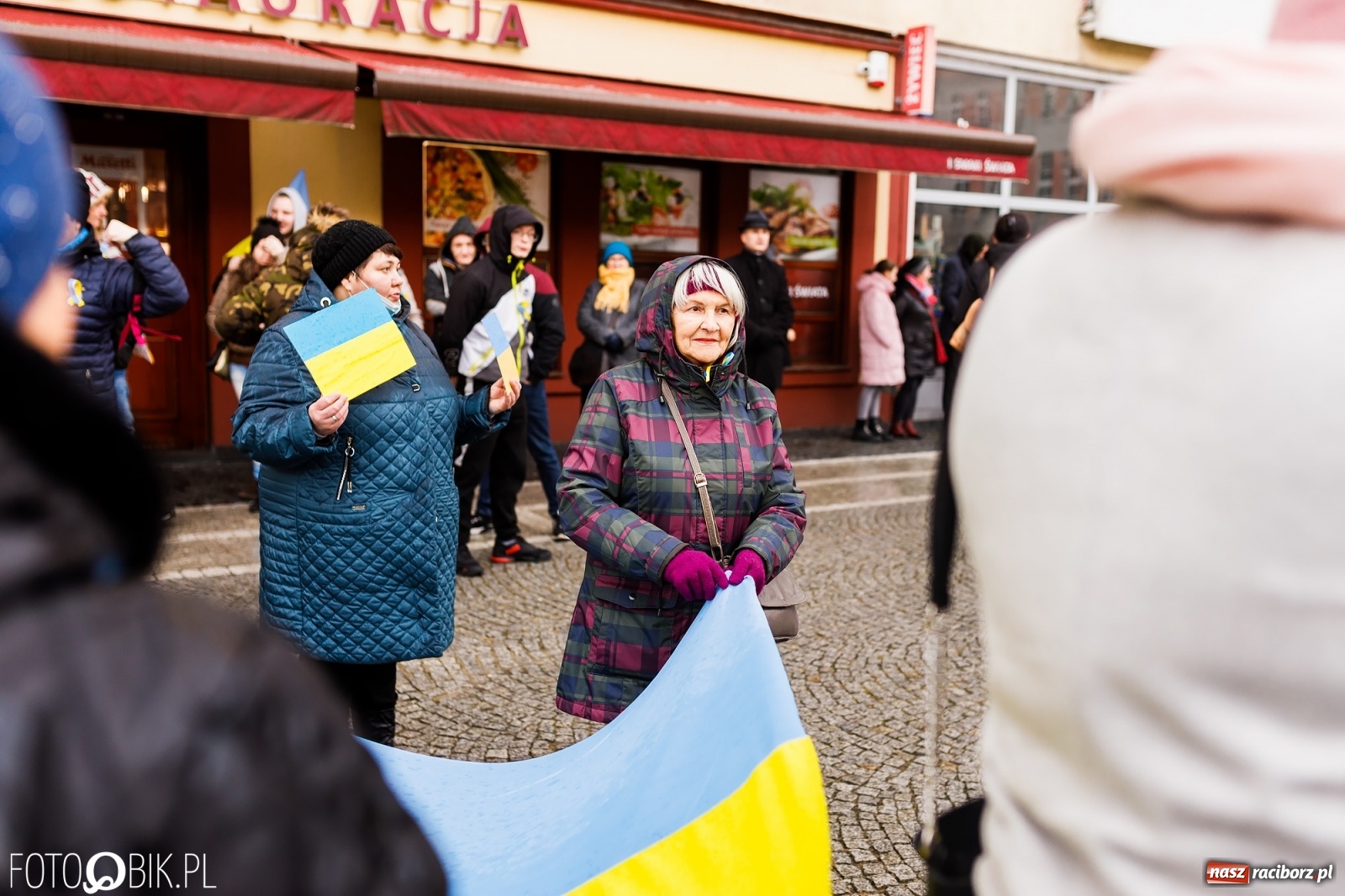 Zdjęcie w galerii na portalu naszraciborz.pl: Łzy i słowa otuchy. Racibórz wspiera Ukrainę [FOTO i WIDEO] wiadomości z regionu