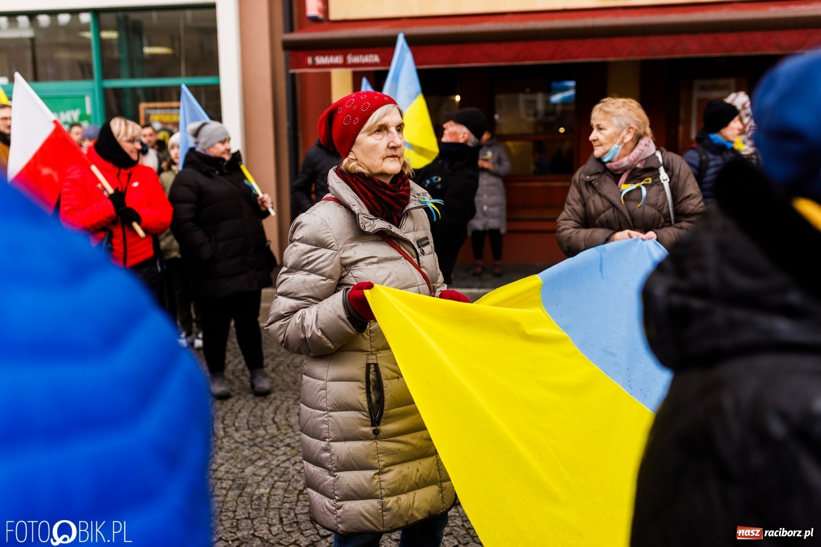 Zdjęcie w galerii na portalu naszraciborz.pl: Łzy i słowa otuchy. Racibórz wspiera Ukrainę [FOTO i WIDEO] wiadomości z regionu