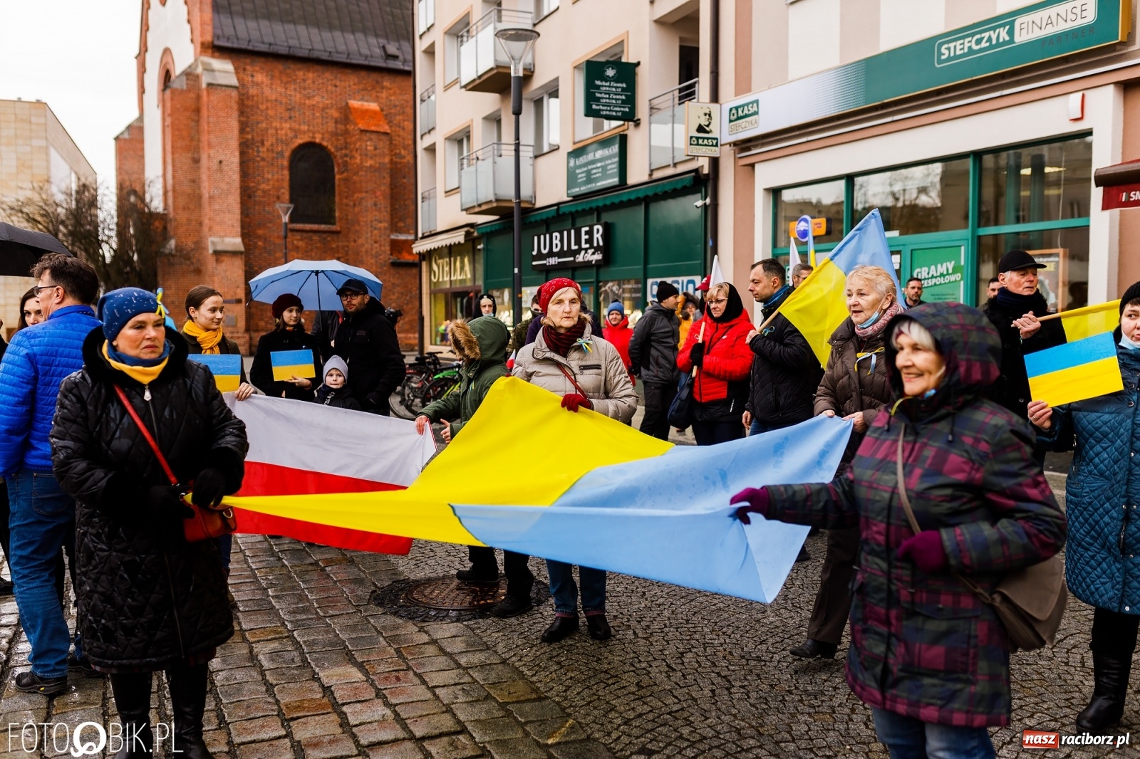 Zdjęcie w galerii na portalu naszraciborz.pl: Łzy i słowa otuchy. Racibórz wspiera Ukrainę [FOTO i WIDEO] wiadomości z regionu