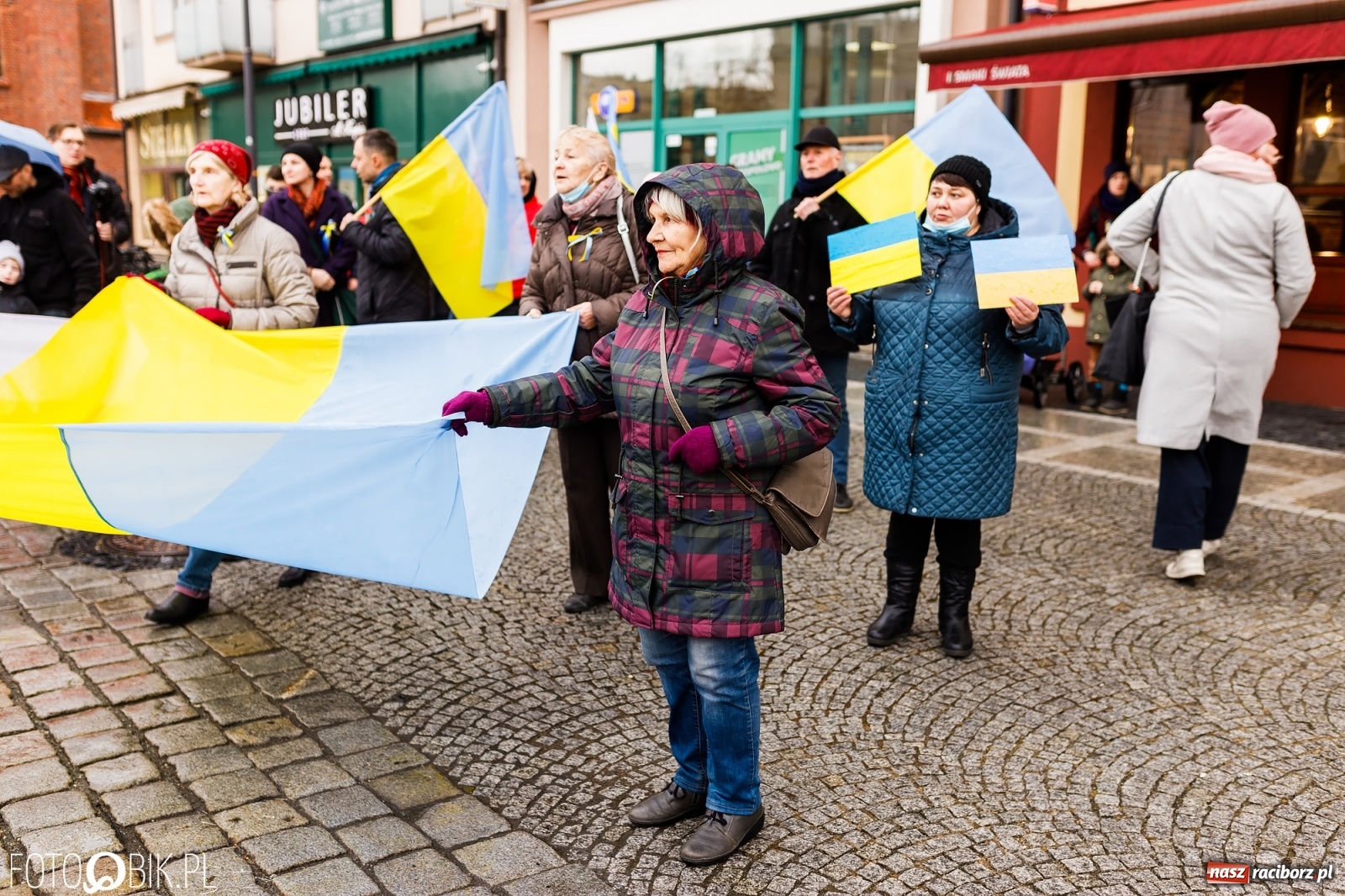 Zdjęcie w galerii na portalu naszraciborz.pl: Łzy i słowa otuchy. Racibórz wspiera Ukrainę [FOTO i WIDEO] wiadomości z regionu