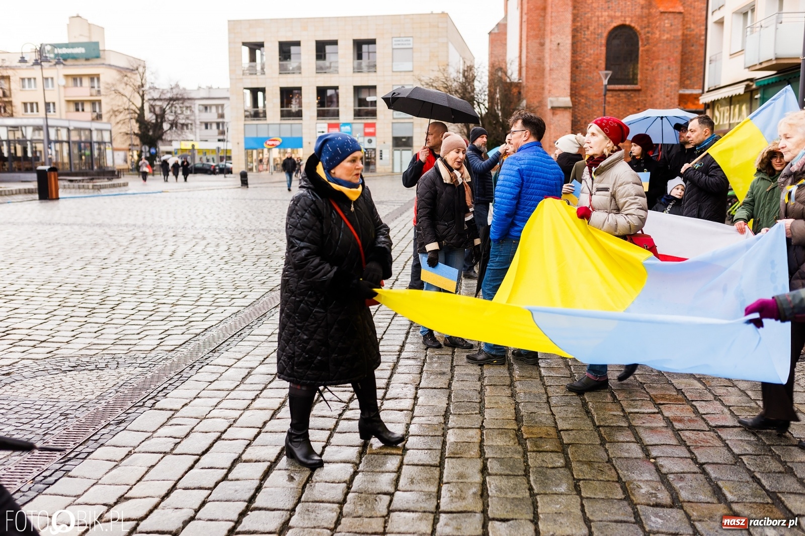 Zdjęcie w galerii na portalu naszraciborz.pl: Łzy i słowa otuchy. Racibórz wspiera Ukrainę [FOTO i WIDEO] wiadomości z regionu