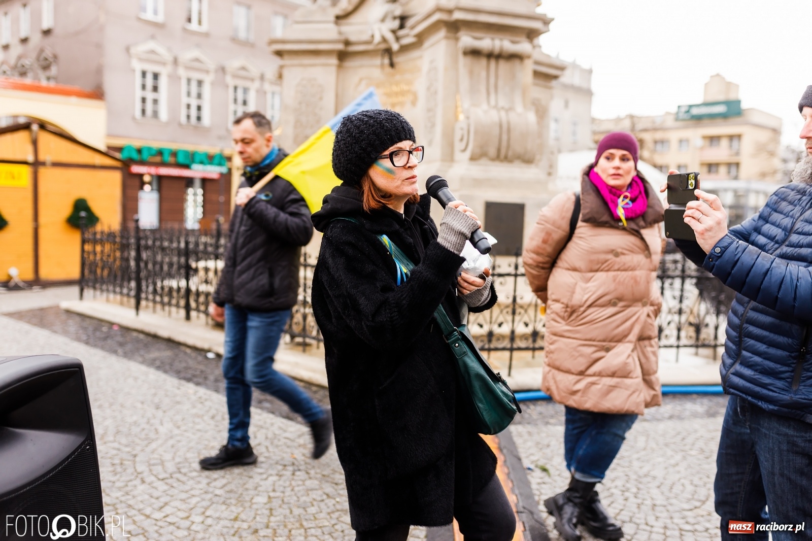 Zdjęcie w galerii na portalu naszraciborz.pl: Łzy i słowa otuchy. Racibórz wspiera Ukrainę [FOTO i WIDEO] wiadomości z regionu