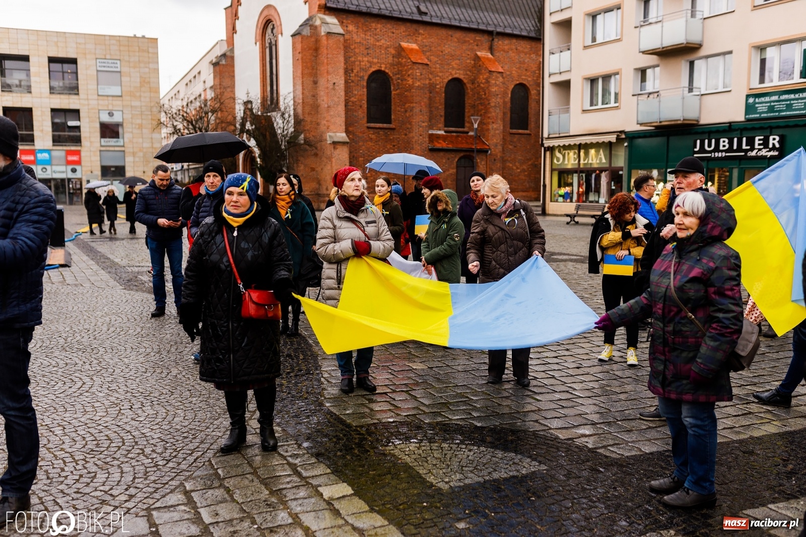 Zdjęcie w galerii na portalu naszraciborz.pl: Łzy i słowa otuchy. Racibórz wspiera Ukrainę [FOTO i WIDEO] wiadomości z regionu