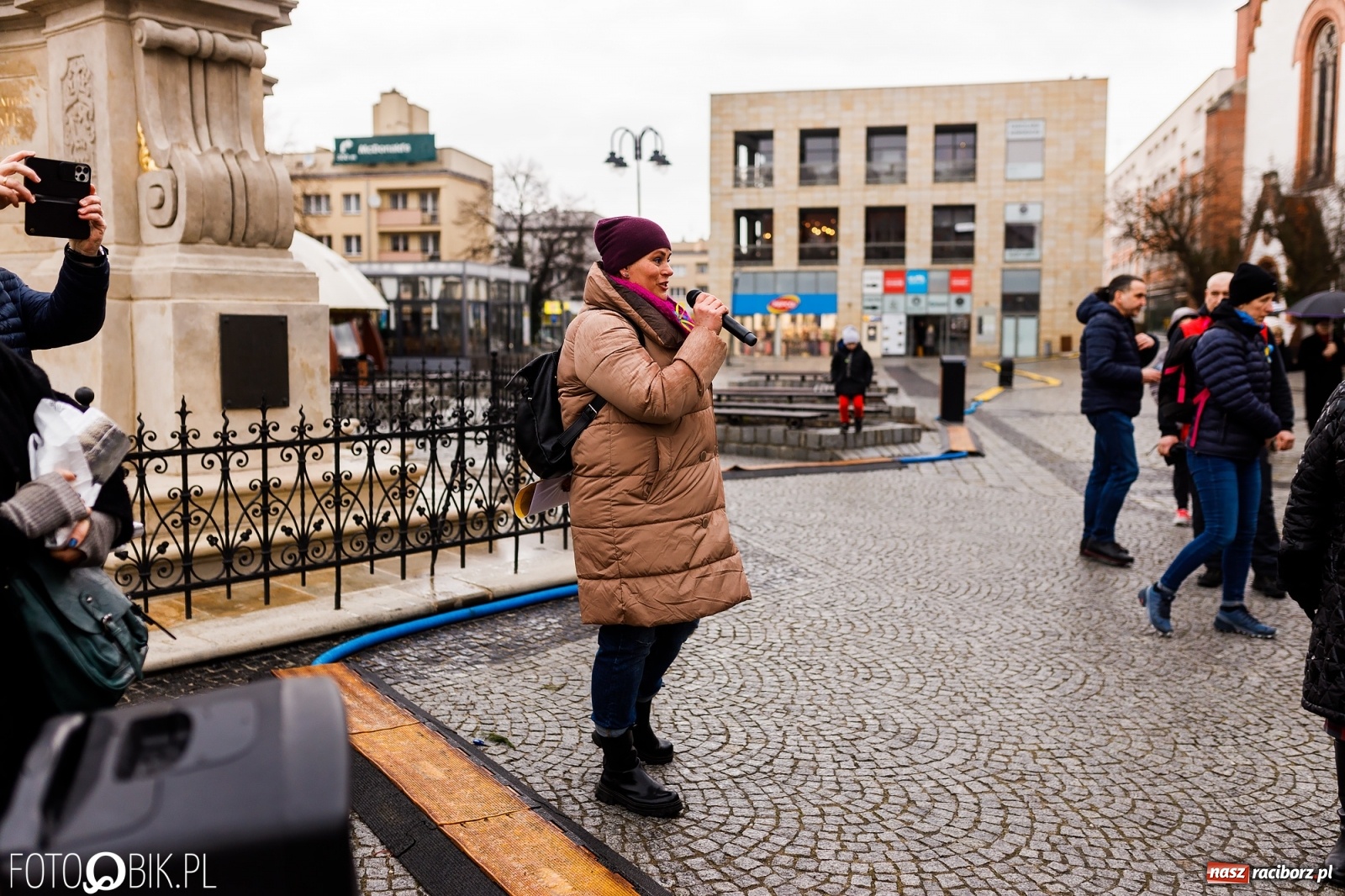 Zdjęcie w galerii na portalu naszraciborz.pl: Łzy i słowa otuchy. Racibórz wspiera Ukrainę [FOTO i WIDEO] wiadomości z regionu