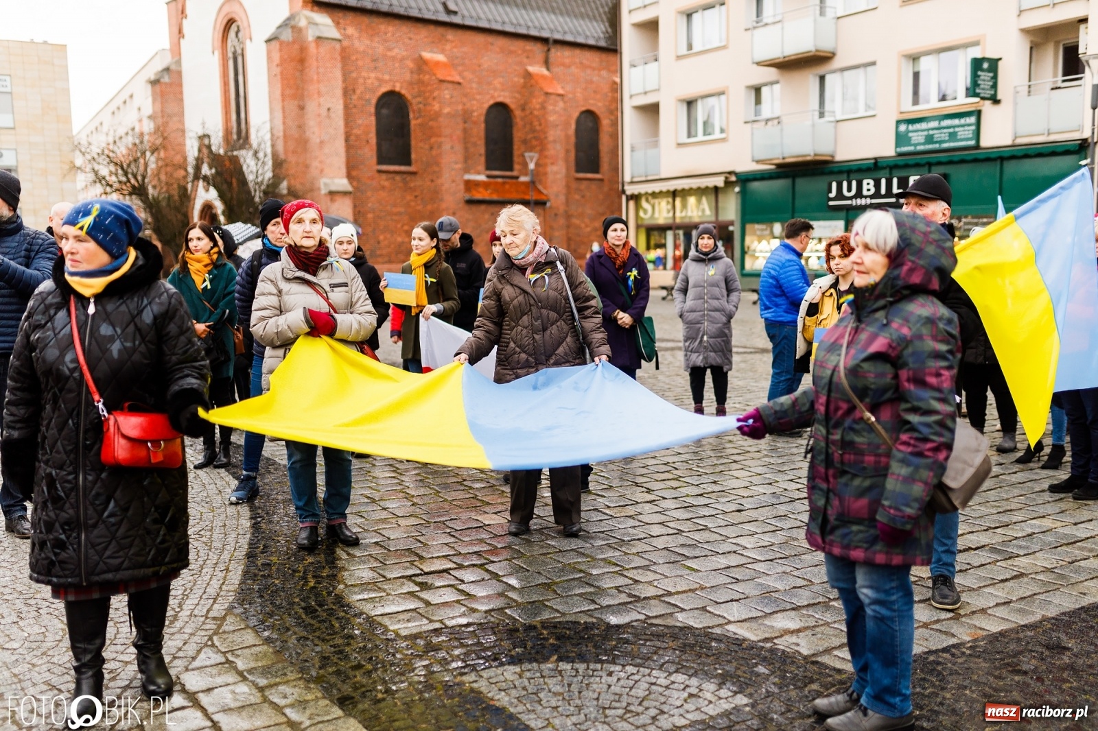 Zdjęcie w galerii na portalu naszraciborz.pl: Łzy i słowa otuchy. Racibórz wspiera Ukrainę [FOTO i WIDEO] wiadomości z regionu