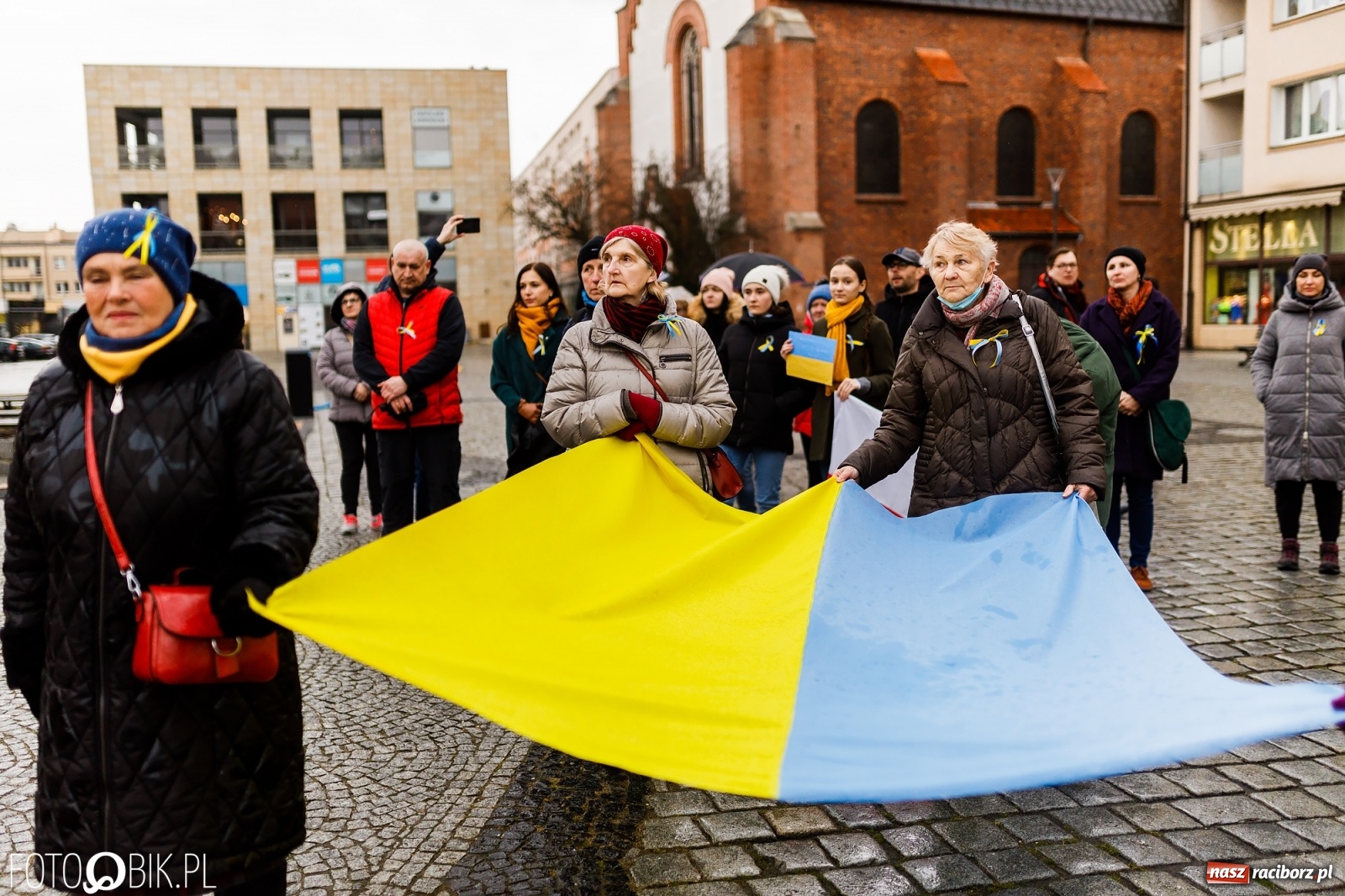 Zdjęcie w galerii na portalu naszraciborz.pl: Łzy i słowa otuchy. Racibórz wspiera Ukrainę [FOTO i WIDEO] wiadomości z regionu