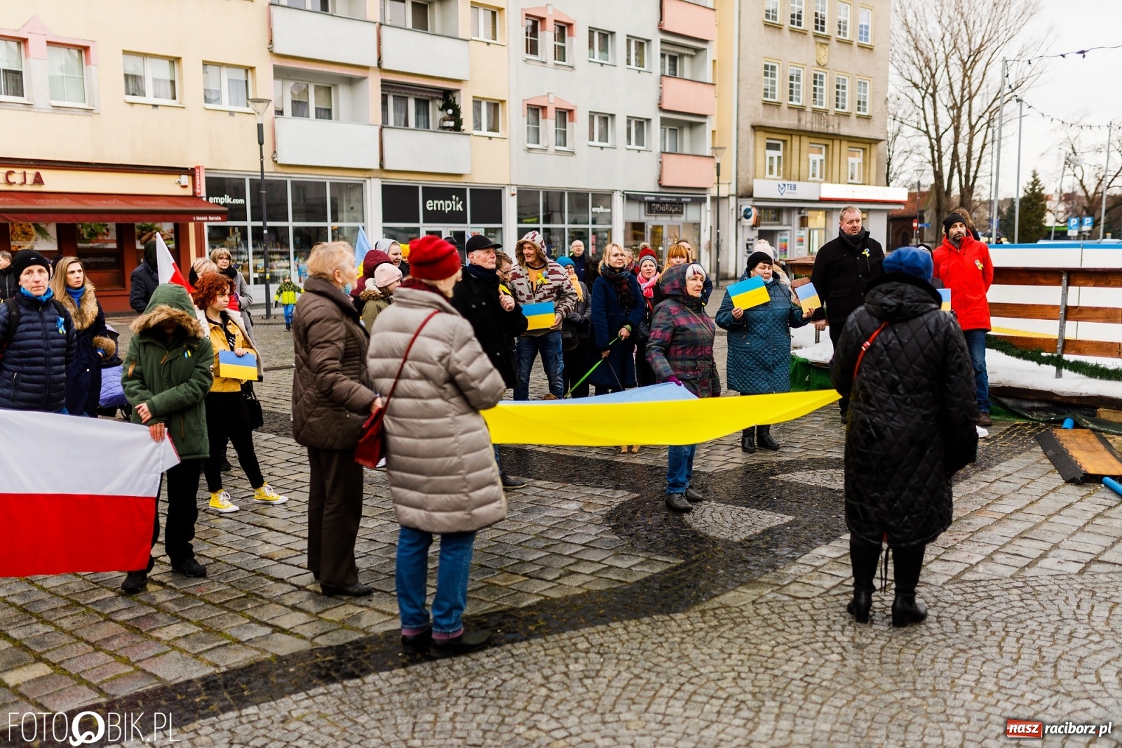 Zdjęcie w galerii na portalu naszraciborz.pl: Łzy i słowa otuchy. Racibórz wspiera Ukrainę [FOTO i WIDEO] wiadomości z regionu